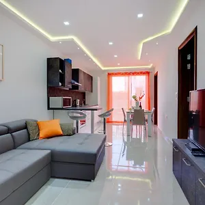 https://la-rive-apartment.hotelssaintjulians.com